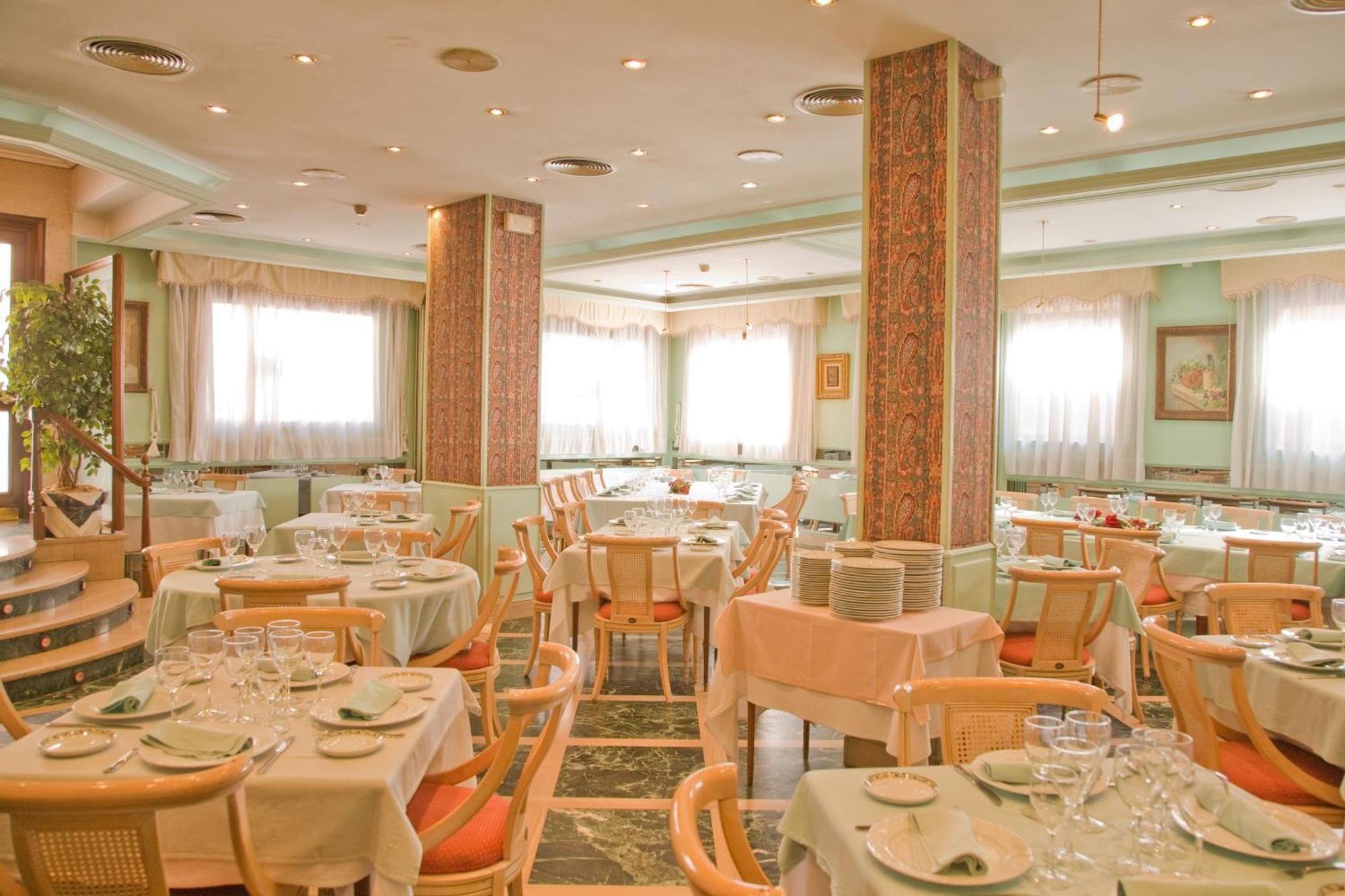 Hotel Tibur Сарагоса Ресторан фото
